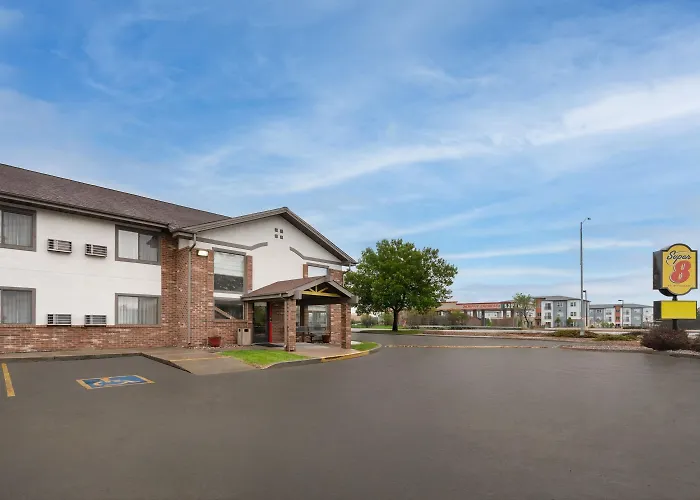 Super 8 By Wyndham Longmont/Twin Peaks